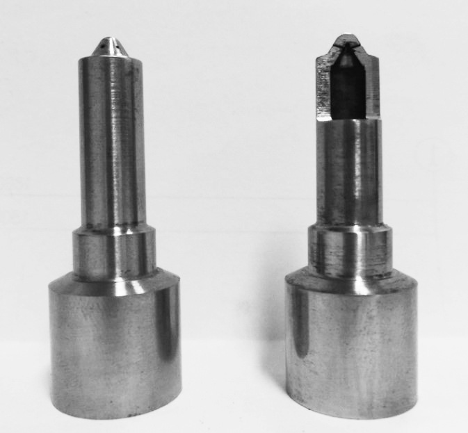 左側(cè)：噴嘴頂端的微孔為激光加工處，右側(cè)：加工處的橫截面